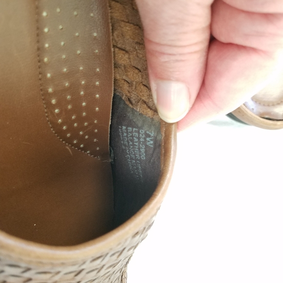 St. John's Bay Brown Woven Leather Open Heel Slip On Shoe Sz 7W - Picture 4 of 7